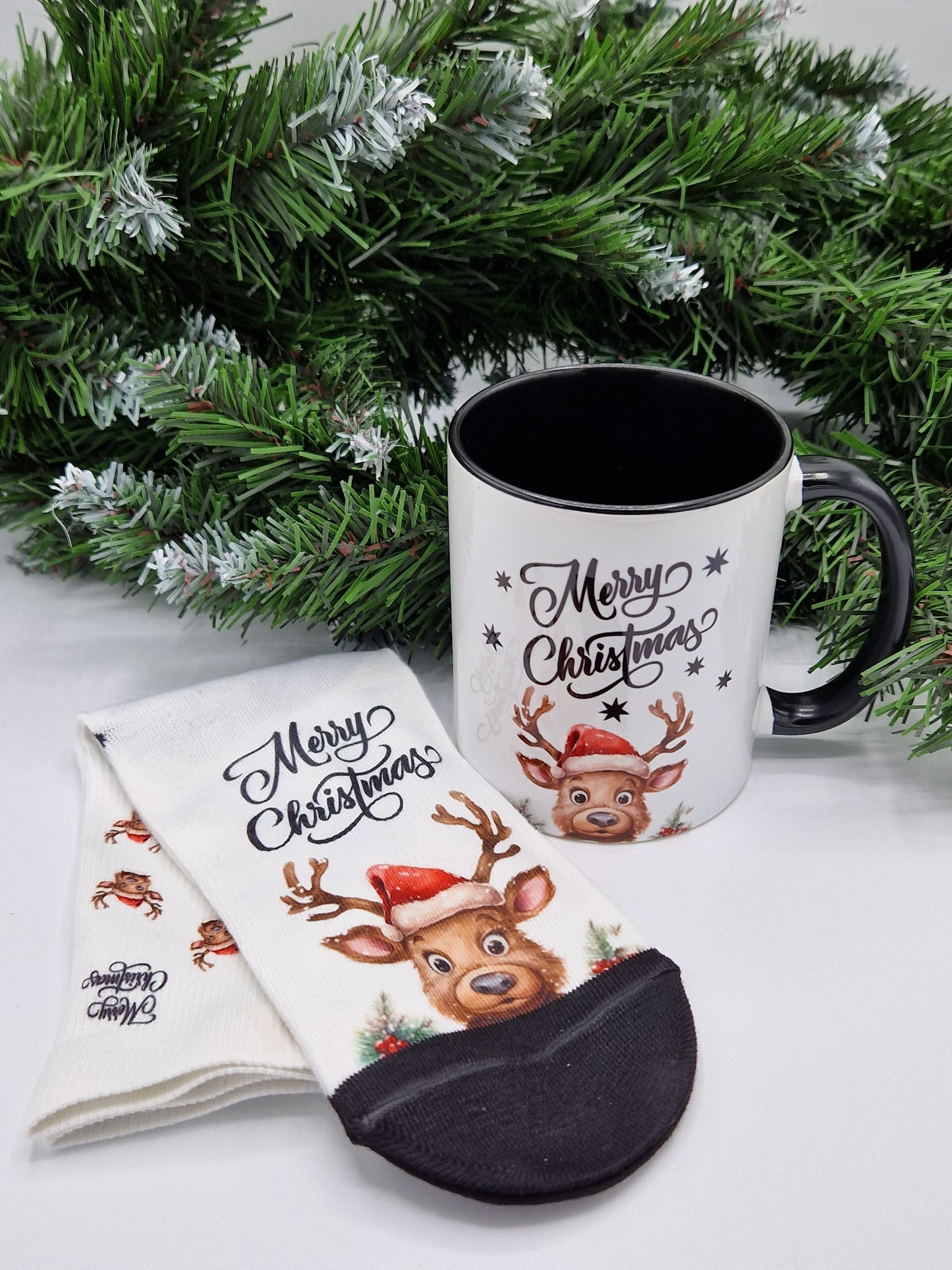 Geschenkset Merry Christmas Tasse und Socken mit Rentier Weihnachtsgeschenk