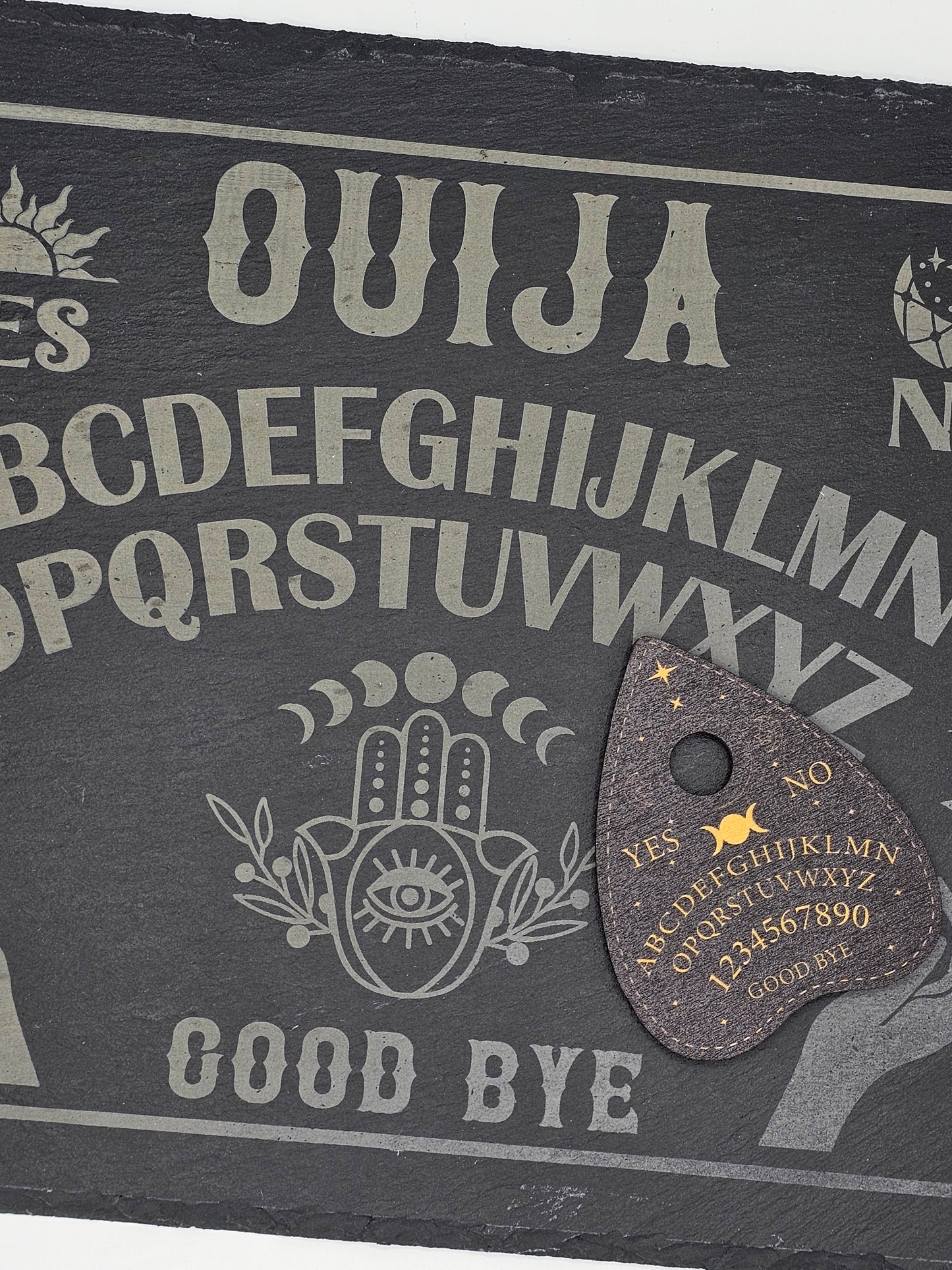 Ouija Brett aus Schiefer graviert