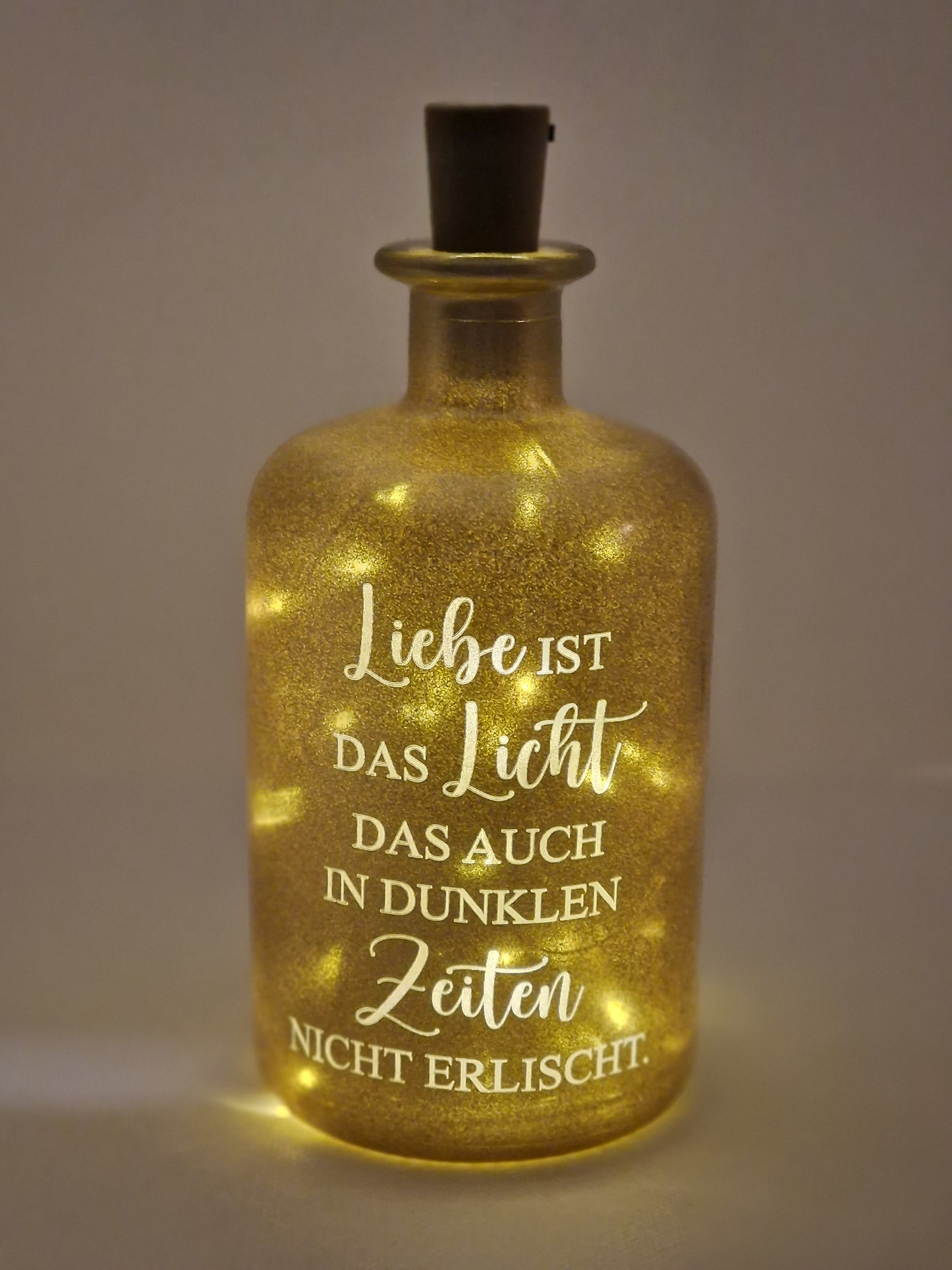 LED Leuchtflasche gold mit Gravur Liebe ist das Licht in dunklen Zeiten Flaschenlicht