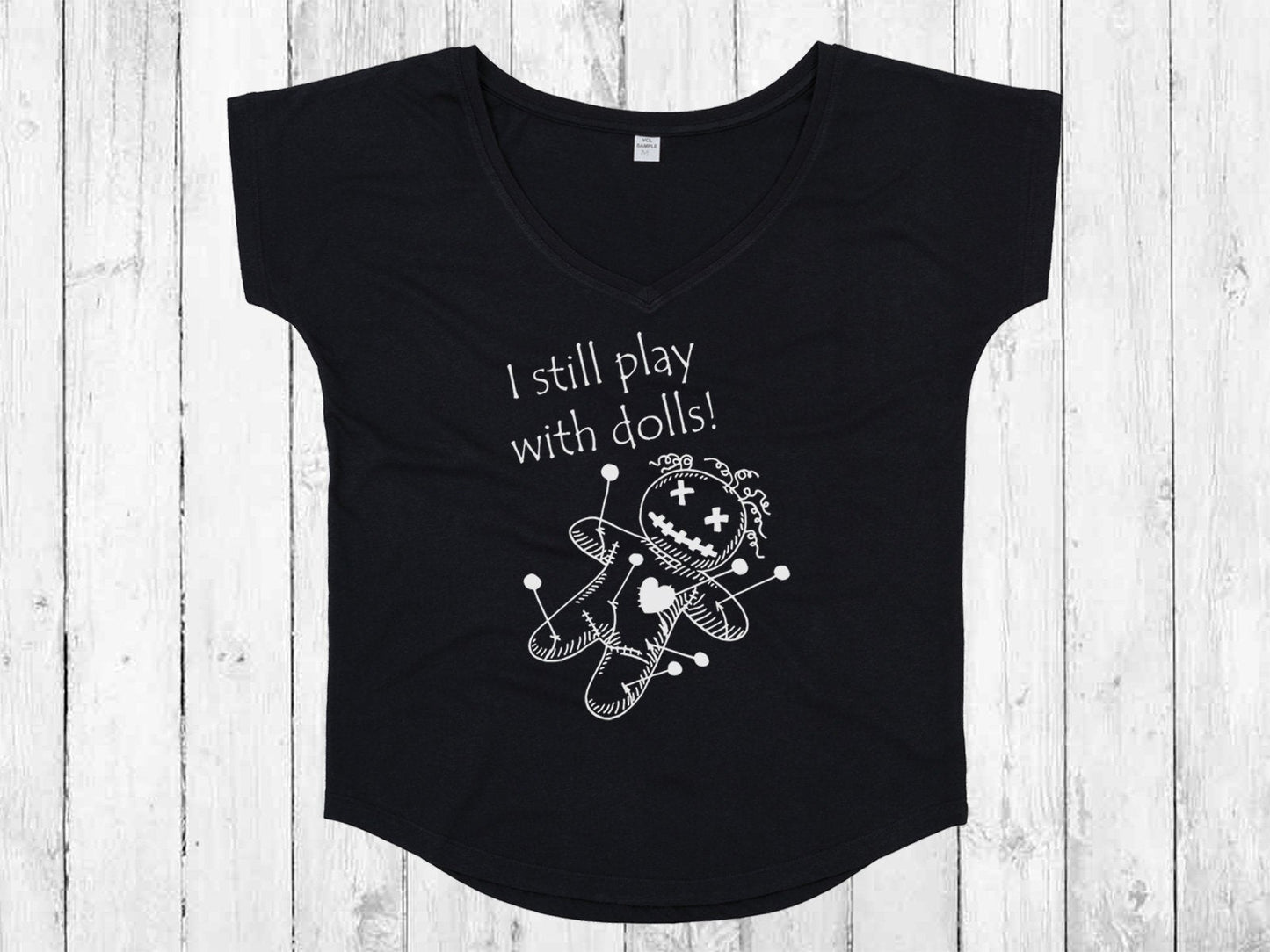 Lockeres Shirt mit Voodoo Puppe und Spruch I still play with dolls - Tachinedas Kreativshop