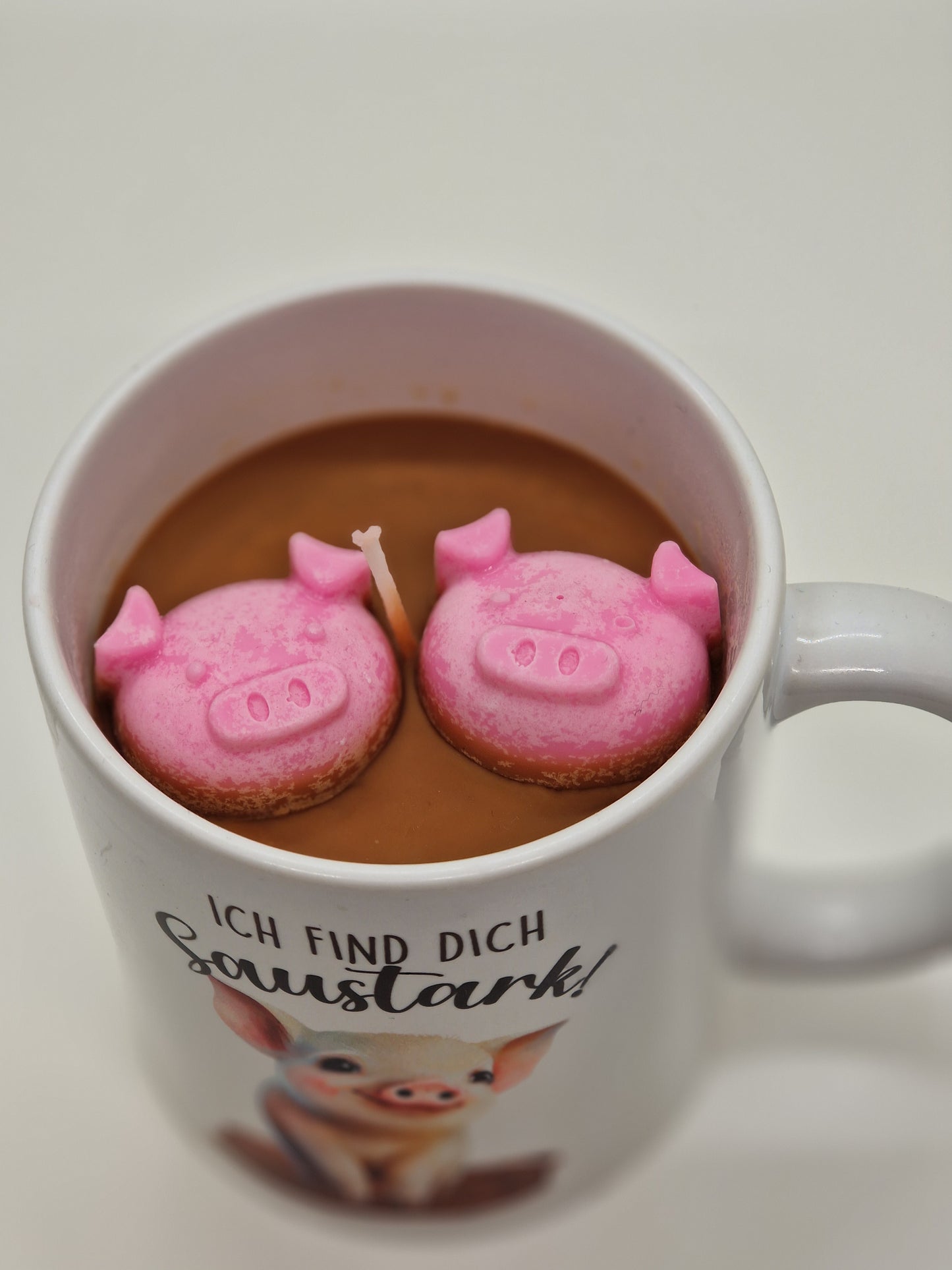 Tassenkerze Kerze in Kaffeetasse mit Schweinchen und Spruch Ich find dich saustark