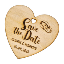 Lade das Bild in den Galerie-Viewer, Save the Date Karten aus Holz mit Gravur Hochzeitseinladungen in Herzform
