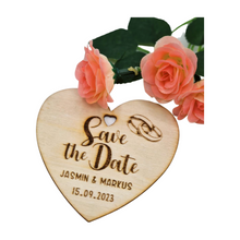 Lade das Bild in den Galerie-Viewer, Save the Date Karten aus Holz mit Gravur Hochzeitseinladungen in Herzform
