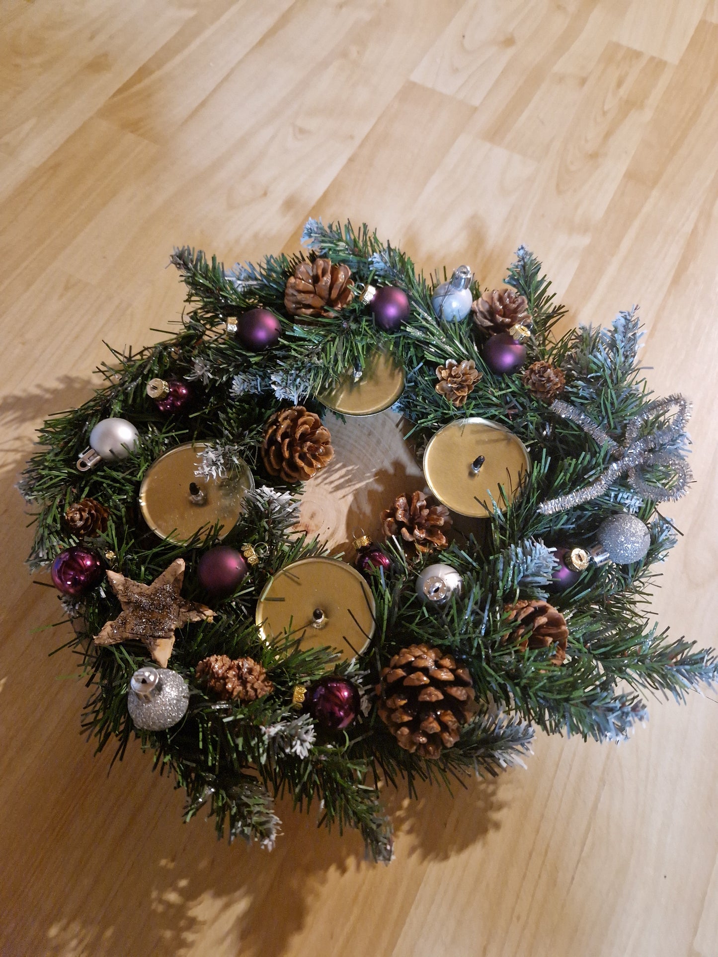 Adventsgesteck Adventskranz auf Holz