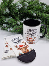 Lade das Bild in den Galerie-Viewer, Geschenkset Merry Christmas Tasse und Socken mit Rentier Weihnachtsgeschenk

