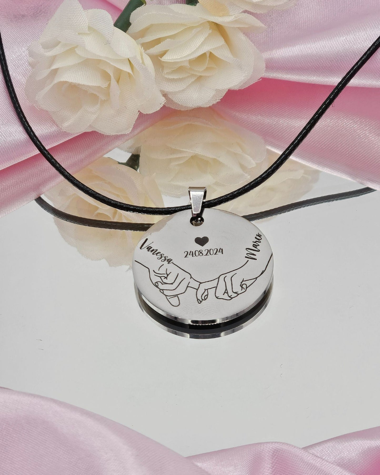 Personalisierte Halskette mit Gravur Hände Namen und Datum Edelstahl Anhänger für Paare