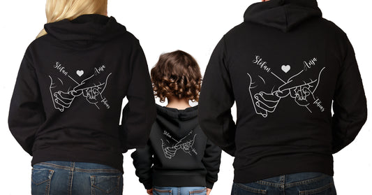Personalisierter Familien Hoodie mit Namen und Händchen Halten Motiv schwarz