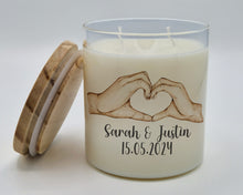 Lade das Bild in den Galerie-Viewer, Personalisierte Kerze im Glas Paar Hände Herz Geschenk zur Hochzeit
