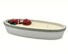 Lade das Bild in den Galerie-Viewer, Duftkerze aus Sojawachs in Boot-Schale aus Keramik mit Rosen und Rosenduft
