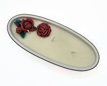 Lade das Bild in den Galerie-Viewer, Duftkerze aus Sojawachs in Boot-Schale aus Keramik mit Rosen und Rosenduft
