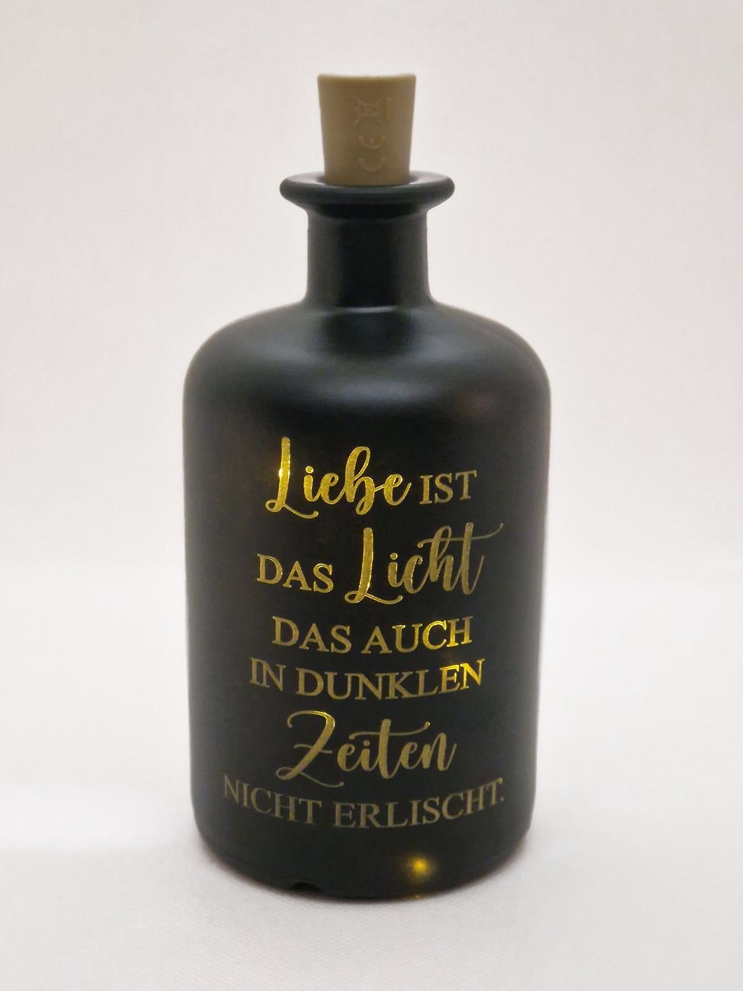 LED Leuchtflasche schwarz mit Gravur Liebe ist das Licht in dunklen Zeiten Flaschenlicht