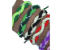 Lade das Bild in den Galerie-Viewer, Makramee Armband geknüpft Sommerfarben mit Perlen
