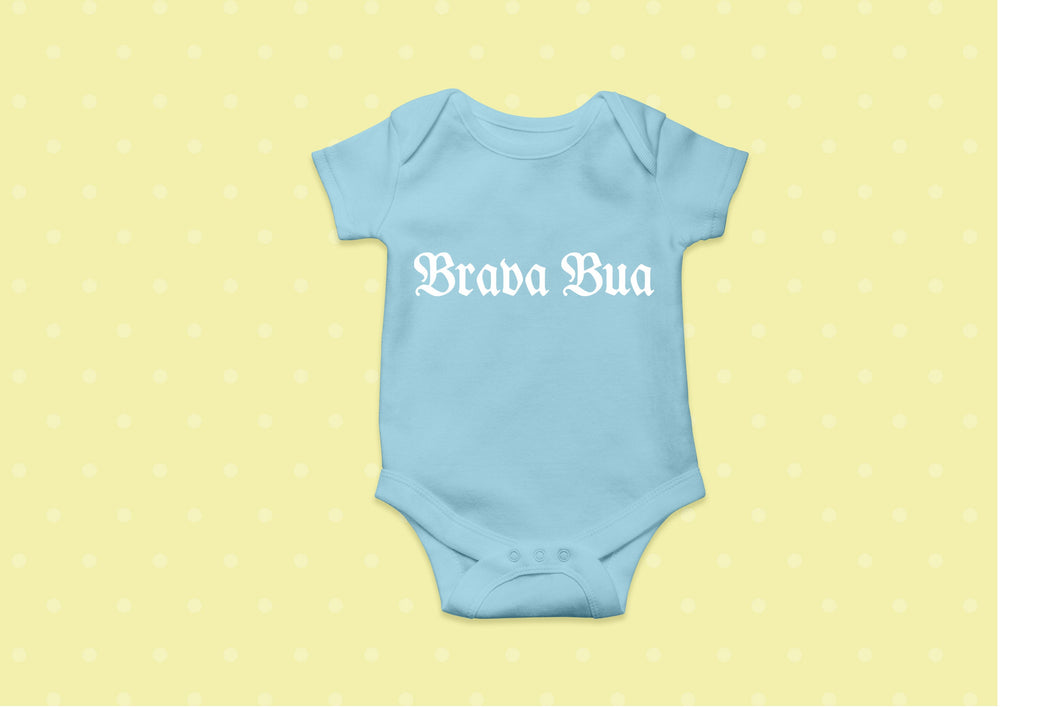 Baby Body Jungen Strampler mit bayrischem Sprcuch Brava Bua hellblau weiß - Tachinedas Kreativshop