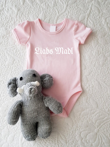 Baby Body Mädchen Strampler mit bayrischem Print Liabs Madl rosa weiß - Tachinedas Kreativshop
