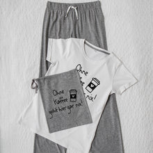 Lade das Bild in den Galerie-Viewer, Pyjama mit Spruch Ohne Kaffee geht hier gar nix bedruckter Schlafanzug T-Shirt und Hose Set grau weiß - Tachinedas Kreativshop
