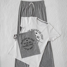 Lade das Bild in den Galerie-Viewer, Pyjama Set mit Spruch bedruckter Schlafanzug T-Shirt und lange Hose grau weiß Motivation zu müde - Tachinedas Kreativshop
