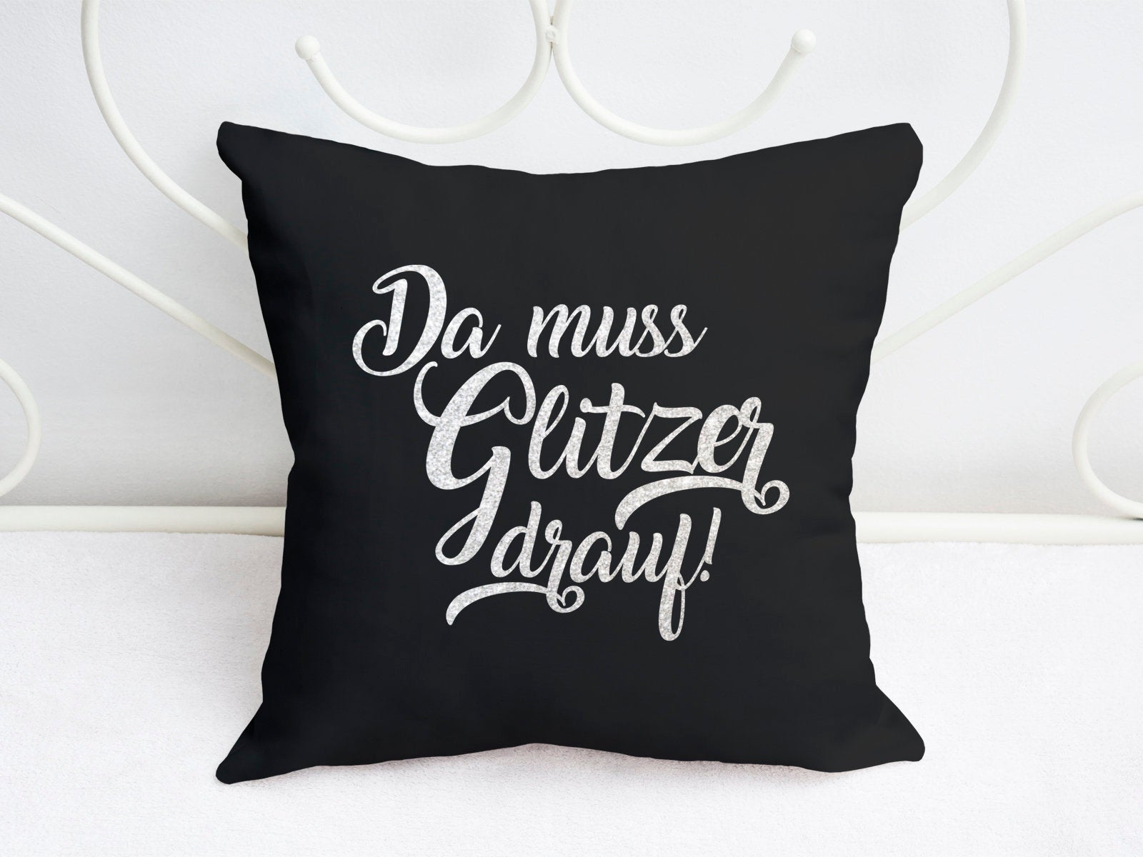 Kissen mit Spruch Da muss Glitzer drauf  mit Print 40x40 cm schwarz - Tachinedas Kreativshop