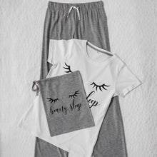 Lade das Bild in den Galerie-Viewer, Pyjama Set mit Print bedruckter Schlafanzug mit Wimpern T-Shirt und lange Hose grau weiß - Tachinedas Kreativshop
