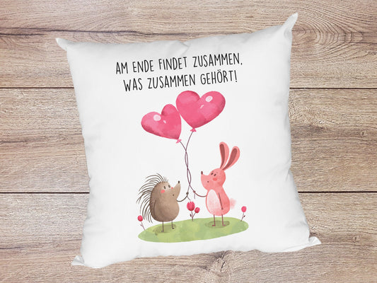 Kissen mit Hase und Igel und Spruch Am Ende findet zusammen was zusammen gehört - Tachinedas Kreativshop