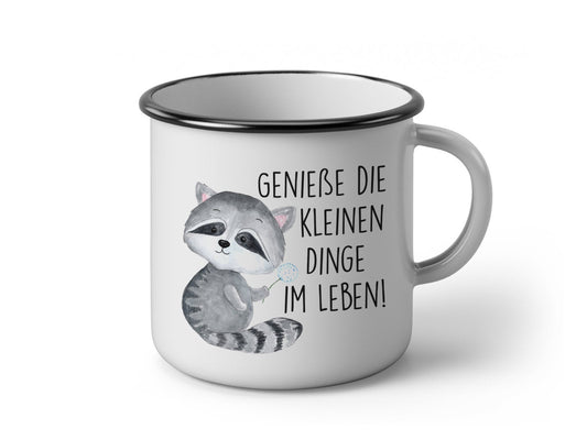 Bedruckte Emaille Tasse mit Waschbär und Spruch Geniesse die kleinen Dinge im Leben - Tachinedas Kreativshop