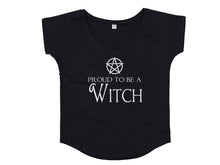 Lade das Bild in den Galerie-Viewer, Lockeres Shirt mit Spruch Proud to be a witch und Pentagramm - Tachinedas Kreativshop
