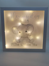 Lade das Bild in den Galerie-Viewer, Beleuchteter Bilderrahmen personalisiert Leuchtrahmen Elefant Geschenk zur Geburt oder Taufe mit Namen Datum Junge Leuchtbild Nachtlicht - Tachinedas Kreativshop

