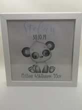 Lade das Bild in den Galerie-Viewer, Beleuchteter Bilderrahmen personalisiert Leuchtrahmen Panda Bär Geschenk zur Geburt oder Taufe mit Namen Datum Junge Leuchtbild Nachtlicht - Tachinedas Kreativshop
