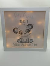 Lade das Bild in den Galerie-Viewer, Beleuchteter Bilderrahmen personalisiert Leuchtrahmen Panda Bär Geschenk zur Geburt oder Taufe mit Namen Datum Junge Leuchtbild Nachtlicht - Tachinedas Kreativshop

