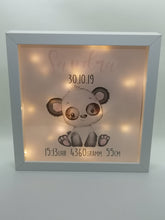 Lade das Bild in den Galerie-Viewer, Beleuchteter Bilderrahmen personalisiert Leuchtrahmen Panda Bär Geschenk zur Geburt oder Taufe mit Namen Datum Mädchen Leuchtbild Nachtlicht - Tachinedas Kreativshop
