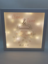 Lade das Bild in den Galerie-Viewer, Beleuchteter Bilderrahmen personalisiert Leuchtrahmen Geschenk zur Hochzeit mit Namen und Datum Leuchtbild Nachtlicht - Tachinedas Kreativshop
