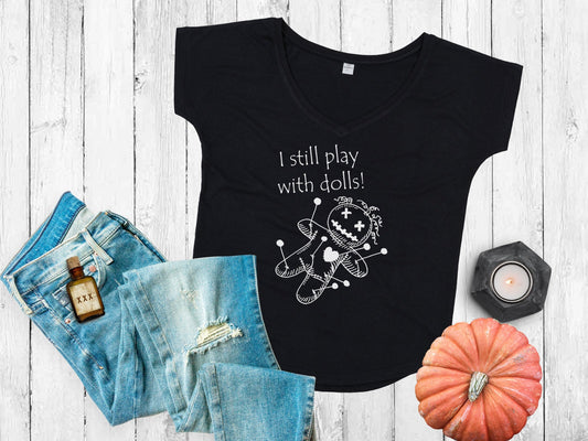 Lockeres Shirt mit Voodoo Puppe und Spruch I still play with dolls - Tachinedas Kreativshop