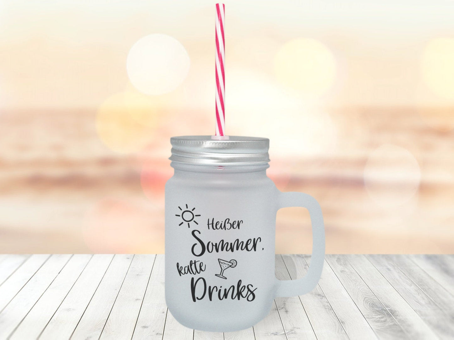 Henkelglas mit Deckel und Strohhalm satiniert mit Spruch Heißer Sommer kalte Drinks - Tachinedas Kreativshop