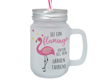 Lade das Bild in den Galerie-Viewer, Bedrucktes Henkelglas mit Deckel und Strohhalm satiniert mit Spruch Sei ein Flamingo unter all den grauen Tauben Mason Jar - Tachinedas Kreativshop
