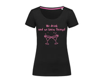 Lade das Bild in den Galerie-Viewer, Damen T-Shirt mit lustigem Spruch We drink and we know things Cocktail schwarz pink - Tachinedas Kreativshop
