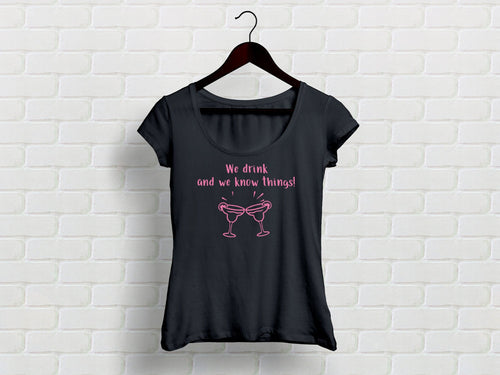 Damen T-Shirt mit lustigem Spruch We drink and we know things Cocktail schwarz pink - Tachinedas Kreativshop