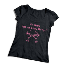 Lade das Bild in den Galerie-Viewer, Damen T-Shirt mit lustigem Spruch We drink and we know things Cocktail schwarz pink - Tachinedas Kreativshop
